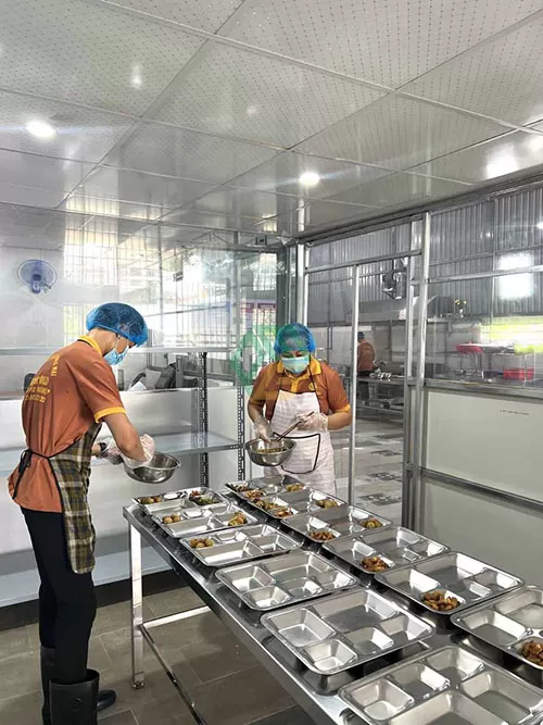 Khu vực bếp trong suất ăn công nghiệp