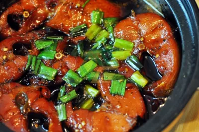 Cá kho tộ đậm đà, tốn cơm