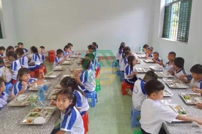 Bữa ăn đủ chất cho học sinh bán trú