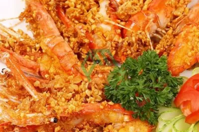 Tôm cháy tỏi thơm ngon, giòn rụm